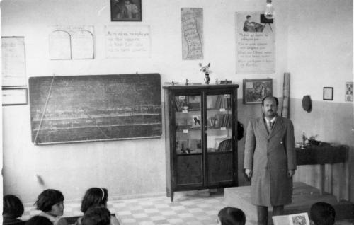 Grecia, anni '50. Il maestro Giorgos Kouloukis in classe.