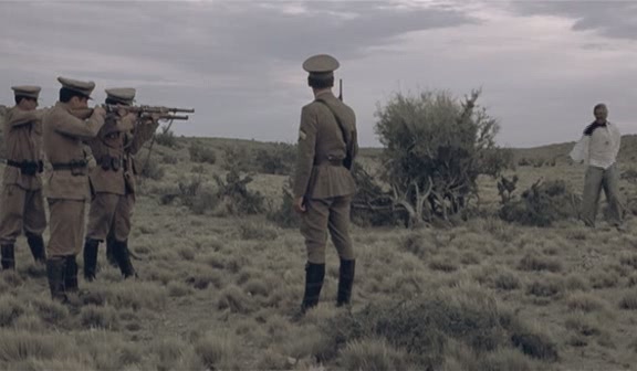 Fucilazione, scena dal ‎film “La Patagonia rebelde” di Héctor Olivera.‎