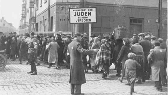 Ancora l'ingresso del ghetto con il cartello che segnala: "Zona residenziale (!!!!) degli Ebrei. Vietato oltrepassare".
