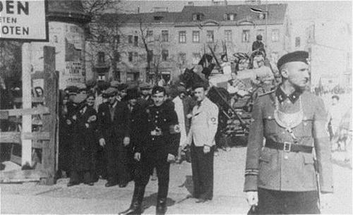 La polizia tedesca e quella "ebraica" a guardia dell'ingresso al ghetto.