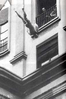 Il manichino di Pinelli viene fatto cadere dalla finestra dalla quale Pinelli "era stato caduto" da vivo. E' il famoso "malore attivo" formulato dal giudice D'Ambrosio.