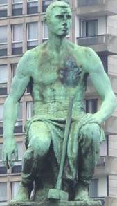 La statue d'un marteleur qui se trouve sur le pont de Sambre à Charleroi. Il s'agit d'une sculpture de Constantin Meunier, artiste qui illustra les métiers au tournant du vingtième siècle.
