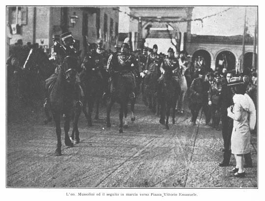 Mussolini a Bologna il 31 ottobre 1926, poco prima del presunto attentato di cui, alla fine, sarà vittima solo un ragazzino di 15 anni, Anteo Zamboni, linciato dai pretoriani del duce. La foto di come ridussero il presunto attentatore, Anteo Zamboni, 15 anni.