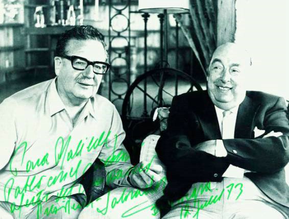 Pablo Neruda assieme a Salvador Allende.