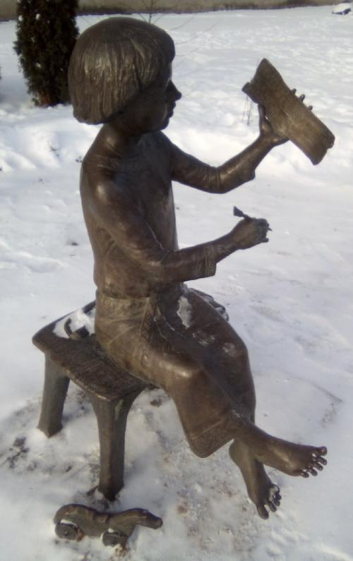 Velikij Novgorod (Russia). La statua bronzea di Onfim con la sua beresta.