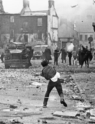 Derry, august 1969 – Petrol bombs vs. rubber bullets