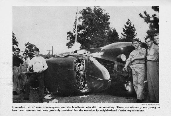 Peekskill, 27 agosto 1949. Alcuni fascistelli posano di ‎fronte ad un auto appena distrutta 