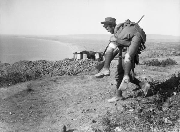 Un soldato australiano trasporta un compagno ferito verso l’ANZAC Cove 