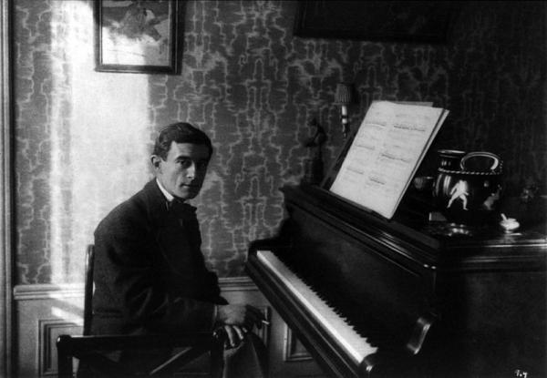 Maurice Ravel al pianoforte, intorno al 1915