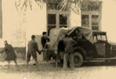 Pireo, 1943: Un gruppo di Σαλταδόροι in azione mentre rubano benzina da un mezzo tedesco.