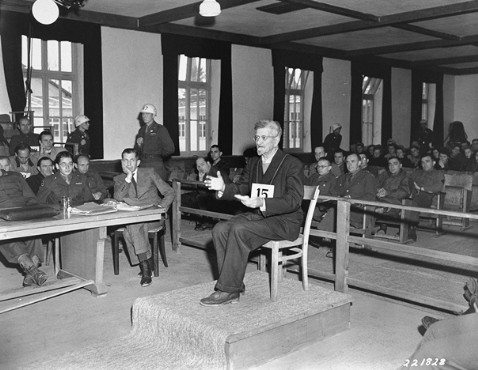 7 dicembre 1945: Il "dr." Claus Schilling a processo.