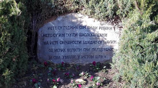 Šumarice (Kragujevac). Dei versi della poesia (la seconda strofa) incisi su una pietra nel luogo di fucilazione dei ragazzi.