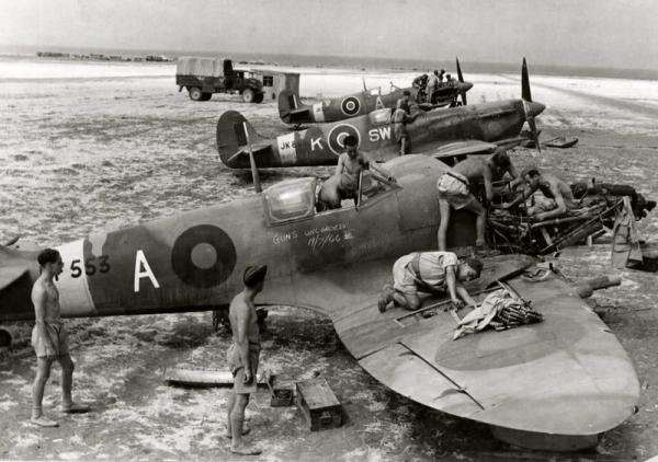 Aerei Spitfire in riparazione in qualche base alleata in Italia, 1944