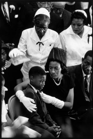 La vedova e il figlio ai funerali di Medgar Evers, attivista per i diritti civili ucciso ad Arlington, Mississippi, nel 1963 per mano di Byron De La Beckwith, un membro del KKK. (foto di John Loengard per LIFE)