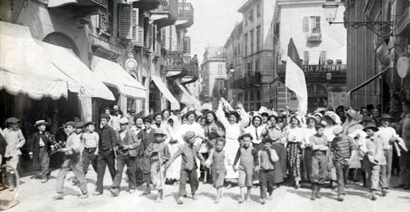Vercelli 1906, manifestazione di mondine per le otto ore