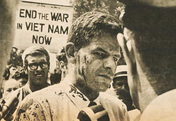 USA, 1966. Le proteste contro la guerra in Vietnam si fanno più intense, con scontri violenti con la polizia.   