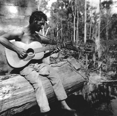 Woody Guthrie sul Beluthahatchee River, foto di Stetson Kennedy‎