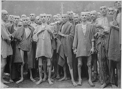 Prisoners of Ebensee, one of the sub-camps of Mauthausen-Gusen, upon liberation / Prigionieri di Ebensee, uno dei sotto-campi di Mauthausen-Gusen al momento della liberazione