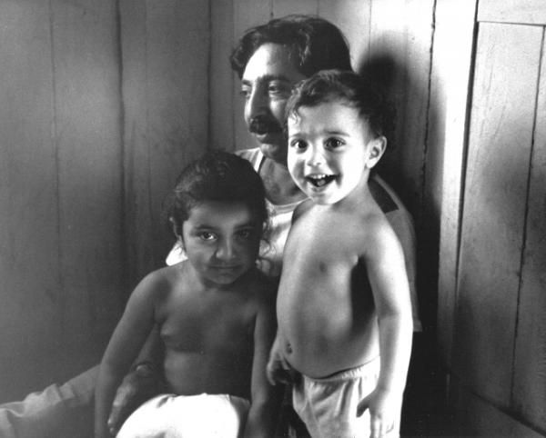 Chico_Mendes_and_children_1988