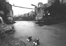 Il ponte di Mostar distrutto dai generali croati