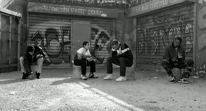Ghettos de France: “L’avenir c’est nous”, ‎scena dal film “La Haine” di Mathieu Kassovitz, 1995.‎