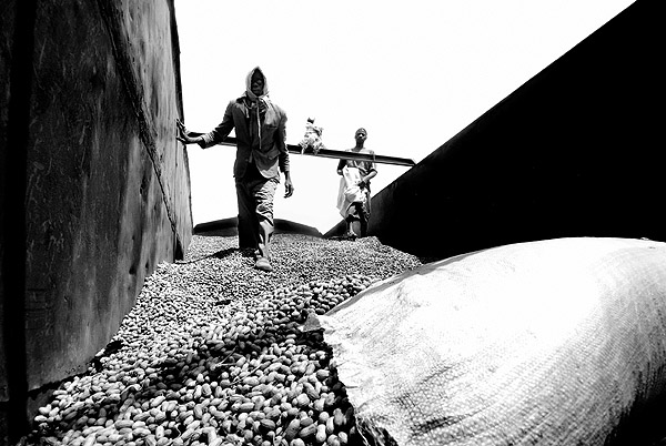 Africa: una giornata di lavoro per caricare le arachidi destinate all’esportazione viene pagata meno di cinque dollari
