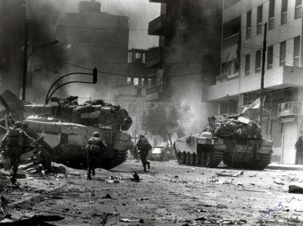 Beyrut 1982. Le forze israeliane occupano la ‎parte ovest della città. Foto di David Rubinger.‎