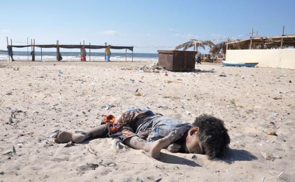 Il corpo di uno dei 4 bambini palestinesi uccisi da un bombardamento israeliano mentre giocavano sulla spiaggia di Gaza City, 16 luglio 2014