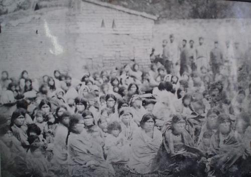 Conquista del ‎Desierto. Donne e bambini nativi rinchiusi in un campo di concentramento.‎