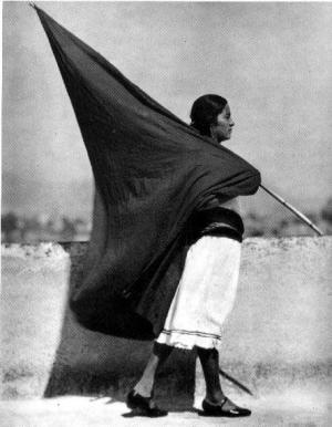 Mujer con bandera negra anarcosindacalista, fotografia di Tina Modotti.