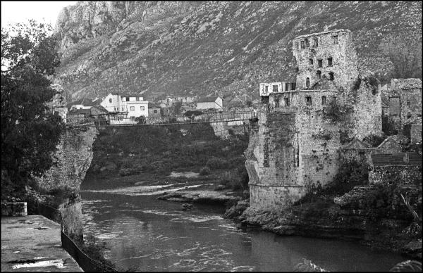 Mostar, vista da lontano la passerella di corde al posto del ponte abbattuto - 1994