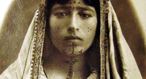 Donna armena tatuata sul viso. Spesso le donne armene rese schiave dai turchi venivano tatuate dai loro “proprietari”, così come si fa col bestiame.