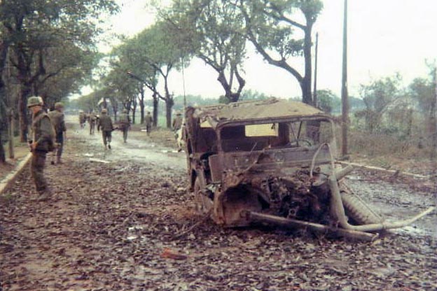 Dintorni di ‎Huế, gennaio 1968. Una jeep americana distrutta dai vietcong.‎