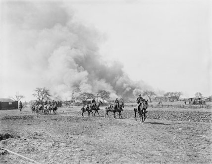 Reparto di artiglieria inglese in ritirata da Omiecourt, marzo 1918