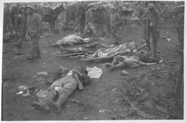Soldati italiani feriti durante la battaglia di Doberdó