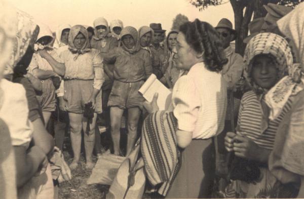 La Viganò con un gruppo di mondine a Bentivoglio, Bologna, nel 1952