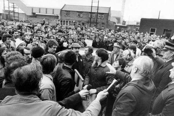 Ian MacGregor affrontato dai minatori a Ellington, febbraio 1984.