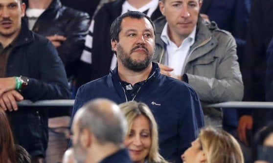 Salvini allo stadio con il giubbotto firmato Casapound