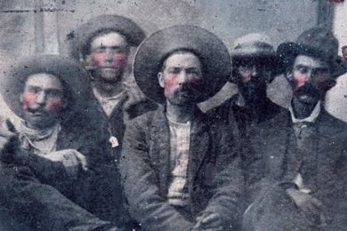 Pat Garrett, lo sceriffo, tutto a destra. Billy the Kid, il secondo a sinistra (dietro). Foto Frank Abrams