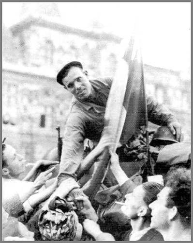 Parigi, 24 agosto 1944. Soldato spagnolo della divisione Leclerc salutato dalla folla in festa