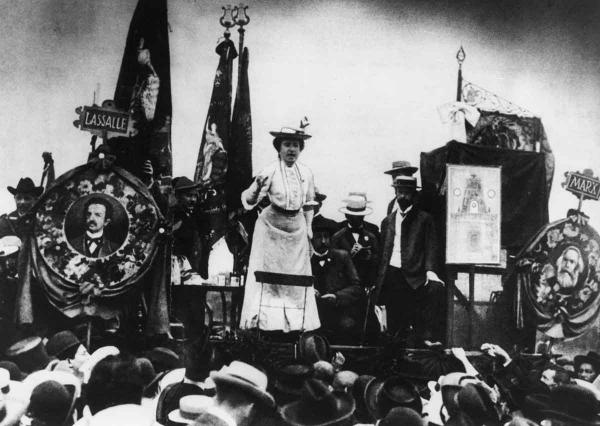 Rosa Luxemburg in un comizio a Stoccarda nel 1907