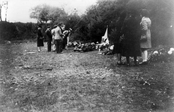 1943. I familiari rendono omaggio ai loro morti nel luogo in cui furono assassinati