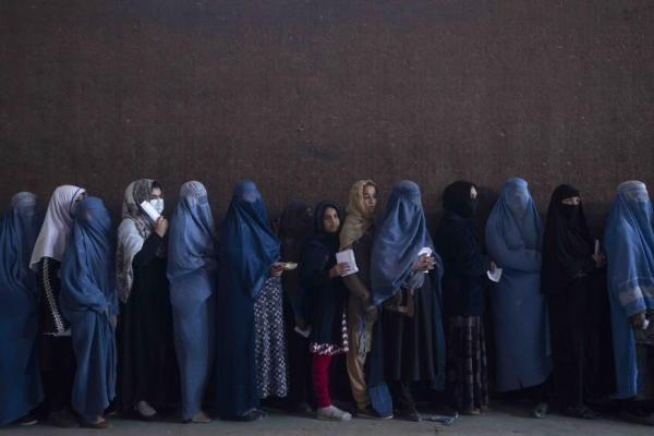 Bram Janssen- Afghan women in a line, Kabul 2021