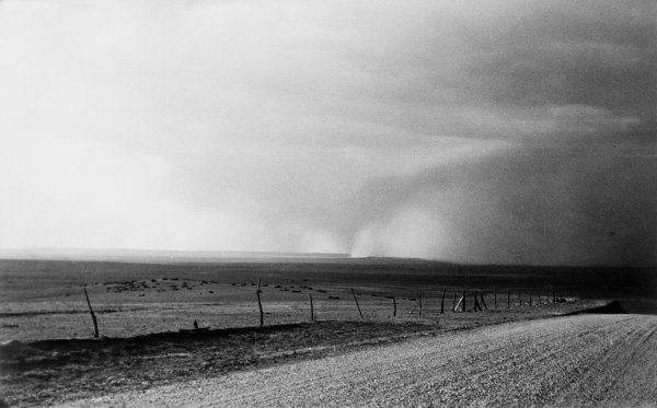 Dust storm near Mills, New Mexico fotografia di Dorothea Lange, maggio 1935. 