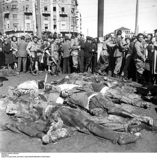 Una foto della strage di Piazzale Loreto del 10 agosto 1944. I morti ammazzati e i visi di alcuni degli assassini.