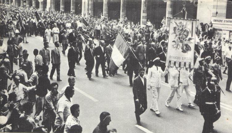 30 giugno 1960 - pomeriggio- Il corteo dei «centomila» sfila in Via xx Settembre (centro della città. Si noti in primo piano il gonfalone della città di Reggio Emilia.
