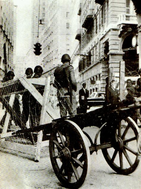 30 giugno 1960 - posti di blocco della celere nel centro della città.