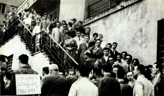 25 giugno 1960. Docenti e studenti manifestano alla Casa dello studente di C.so A.Gastaldi.