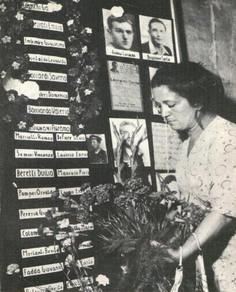 I fiori di una donna deposti al sacrario dei caduti partigiani.