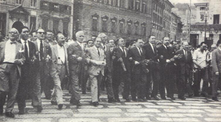 30 giugno 1960 - pomeriggio- In piazza De Ferrari sfila il corteo dei «centomila» guidato da dirigenti politici e comandanti partigiani.